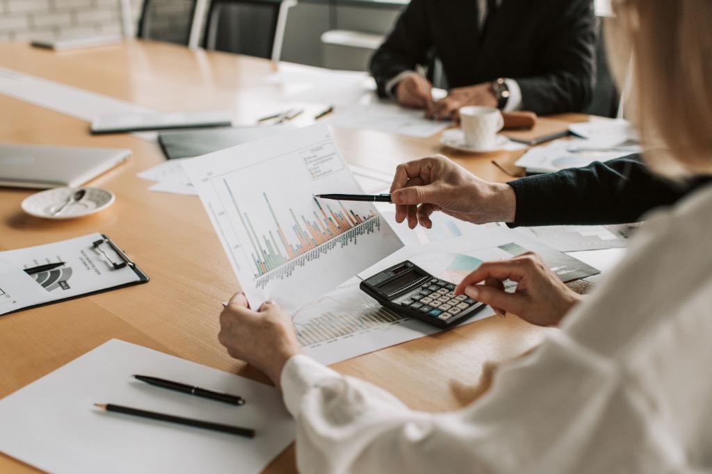 Réunion de travail autour de graphiques financiers